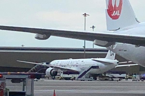 An ambulance waits to transport passengers from a London-Singapore flight that encountered severe turbulence, in Bangkok, Thailand, Tuesday, May 21, 2024. The plane apparently plummeted for a number of minutes before it was diverted to Bangkok, wher<em></em>e emergency crews rushed to help injured passengers amid stormy weather, Singapore Airlines said Tuesday. (AP Photo/Sakchai Lalit)