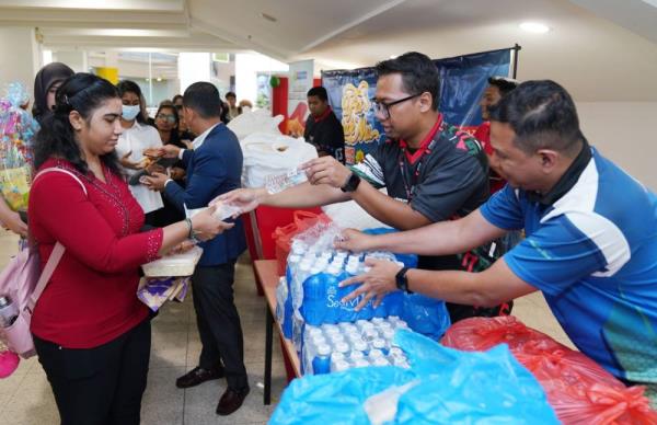 Stakeholder Relations and Corporate Communications Division Head Datin Norajun Ainun Mohd Hashim (second from right). 