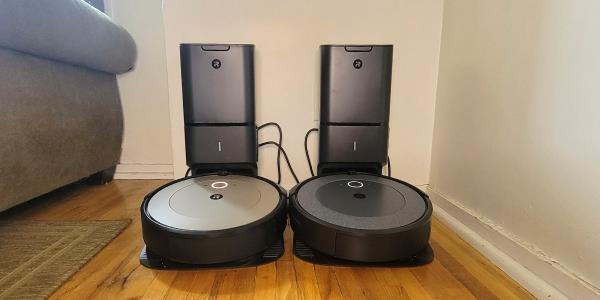 Two Roomba models side by side on charging ba<em></em>ses 