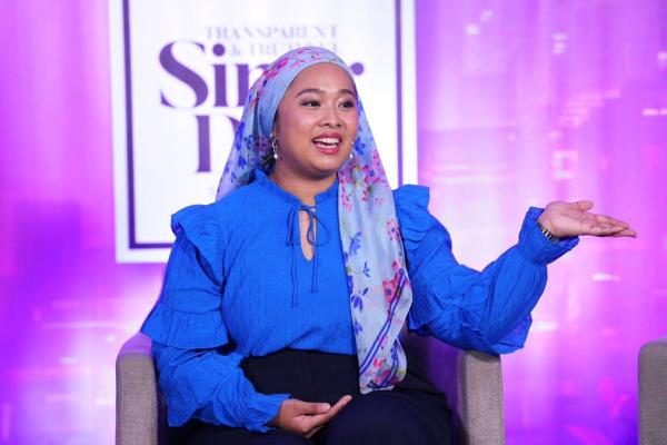 Make-up artist, Nabilah Nordin, or known as Warnabilla on social media, giving her tips on staple make-up look and must-have make-up pieces in capsule.