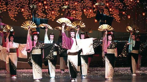 Japan's Takarazuka Revue dancers perform a traditio<em></em>nal dance at the Shanghai Grand Theatre 7 November 1999.