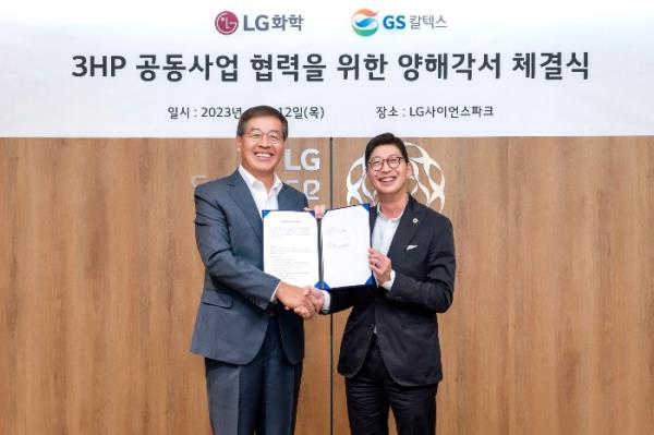 LG　Chem　Vice　Chairman　Shin　Hak　Cheol　(left)　and　GS　Caltex　CEO　Hur　Sae-hong 