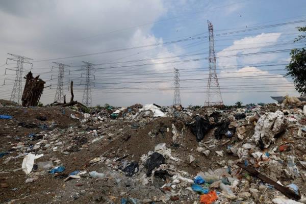 An illegal garbage dumping grounds in Kapar, Klang located behind the Lay Hong factory on Aug 16, 2023 during a recent survey by Bernama. (Photo by BERNAMA) 