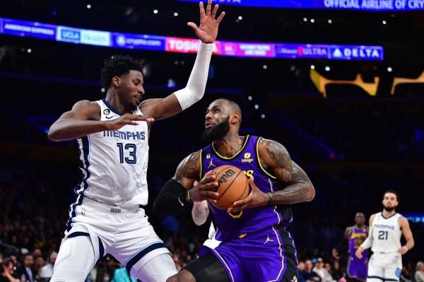 Jaren Jackson Jr. defends LeBron James during the Grizzlies' loss to tho the Lakers on Jan. 20.