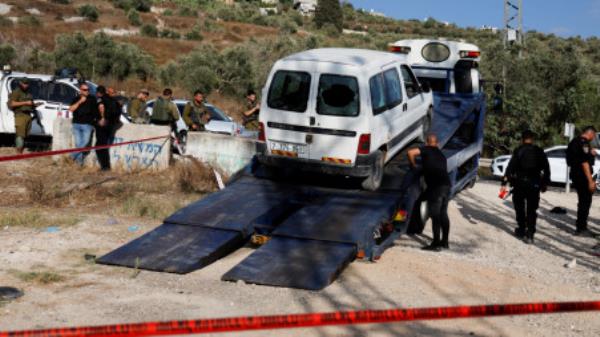 Israeli troops inspect shooting attack scene near Nablus, in the Israeli-occupied West Bank July 6,2023. REUTERS/ Ammar Awad</p>

<p>　　