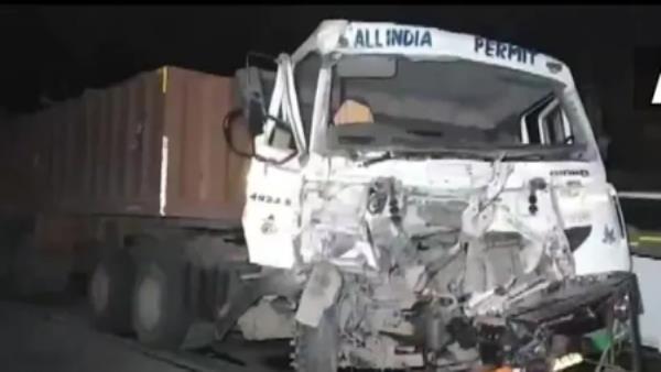 The bus rammed another vehicle, as per officials. (ANI)</p>

<p>　　