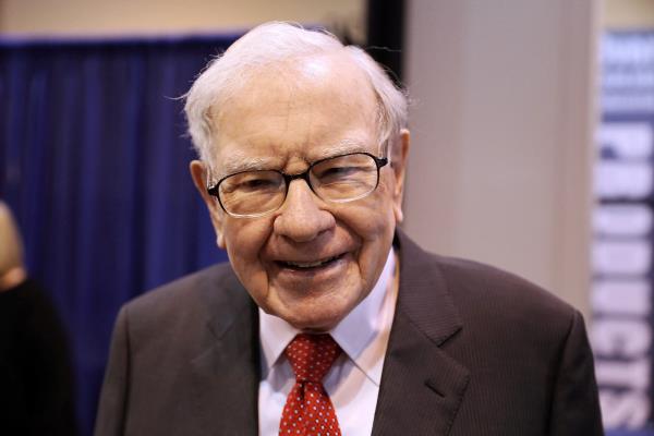 Berkshire Hathaway Chairman Warren Buffett walks through the exhibit hall as shareholders gather to hear from the billio<em></em>naire investor at Berkshire Hathaway Inc's annual shareholder meeting in Omaha