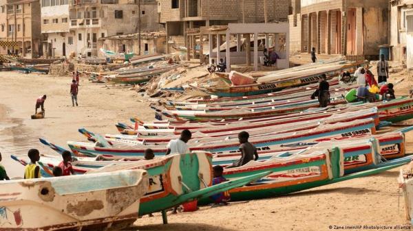 From file: Many migrants set off from Senegal, Mauritania and Morocco in boats similar to these in hopes of reaching the Canary Islands | Photo: Zane Irwin/AP Photo/picture alliance