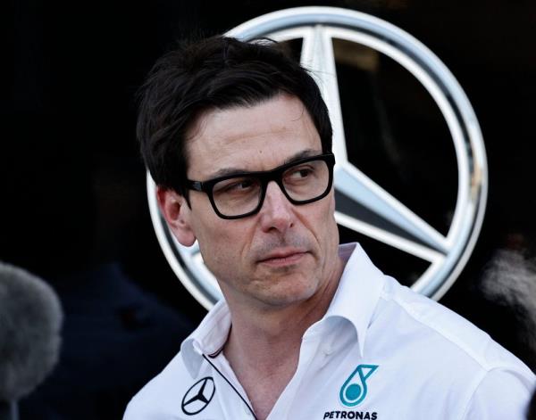 Mercedes chief Wolff signs new contract