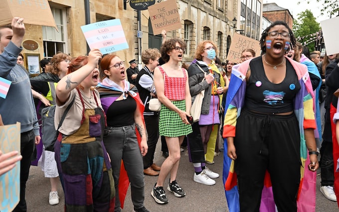 PRO TRANSGENDER PROTESTORS OUTSIDE OXFORD UNIO<em></em>n PROTESTING AGAINST A DEBATE WHTH PROF KATHLEEN STOCK