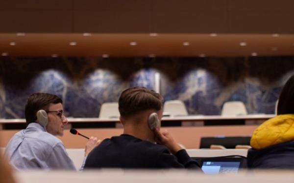 Students co<em></em>nnected both in-person and o<em></em>nline in Global YCD at Palais des Nations. Photo: Lorenzo Franchi / UN CC:Learn