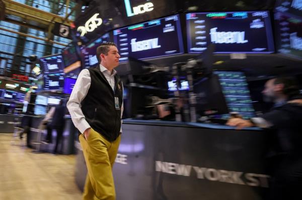 S&P 500, Nasdaq muted as mixed earnings weigh on risk appetite