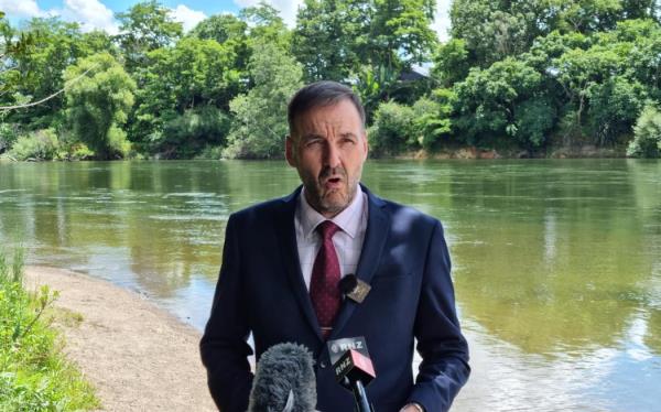 Detective Inspector Darrell Harpur speaks to reporters at the Waikato River a<em></em>bout the homicide probe into the death of John Wirihana Isaac.