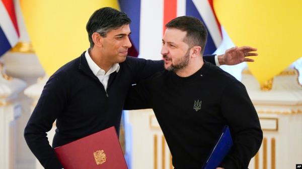 Britain's Prime Minister Rishi Sunak, left, hugs Ukrainian President Volodymyr Zelenskyy after signing docu<em></em>ments in Kyiv, Ukraine, Jan. 12, 2024.