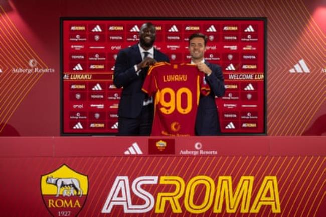 Roma’s new signing Romelu Lukaku is unveiled alo<em></em>ngside general manager Tiago Pinto