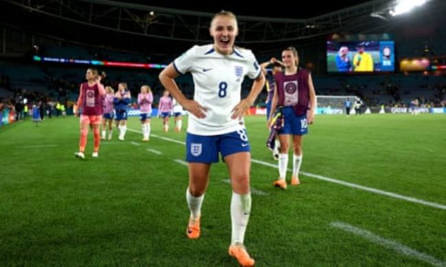 Georgia Stanway celebrates after beating Colombia