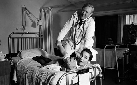  Leslie Phillips and Shirley Anne Field on the set of Doctor in Clover