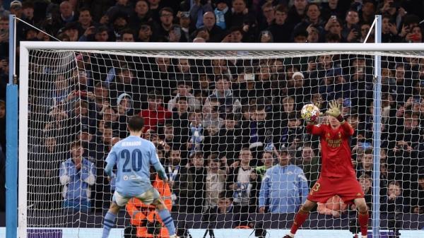 Andriy Lunin saves penalty from Bernardo Silva