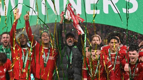 Liverpool boss Jurgen Klopp lifts the trophy