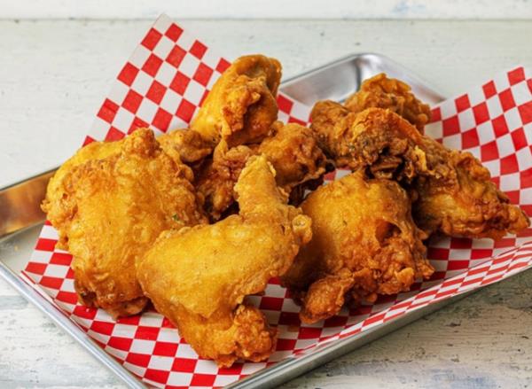 a platter of fried chicken from ho<em></em>neys kettle.