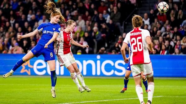 Sjoeke Nusken (L) scores Chelsea's third and her second goal