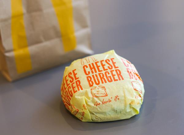 mcdo<em></em>nalds cheeseburger