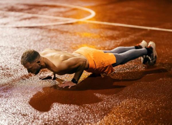 man doing pushups, co<em></em>ncept of muscle-building exercises for beginners