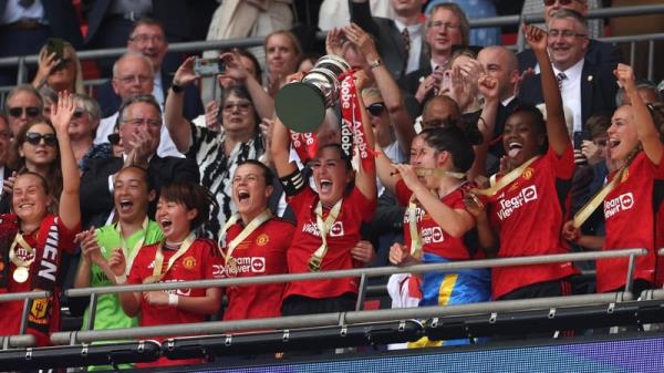 Katie Zelem lifts the Adobe Women's FA Cup trophy