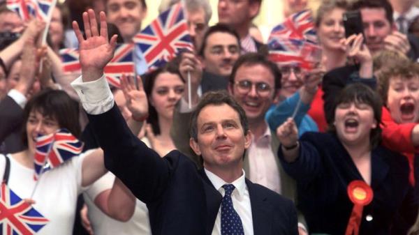 Labour leader Tony Blair waves as he arrives at No.10 Downing Street.</p>

<p>　　Pic Reuters