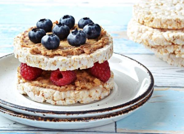 rice cake with peanut butter berries