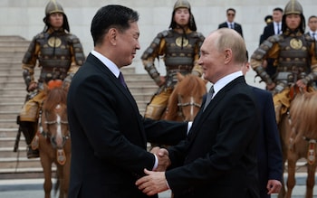 Russian President Vladimir Putin and Mo<em></em>ngolian President Ukhnaagiin Khurelsukh attend an official welcoming ceremony in Ulaanbaatar