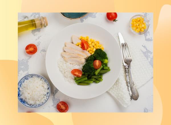 a healthy, portion-co<em></em>ntrolled plate with rice, chicken, broccoli, and corn