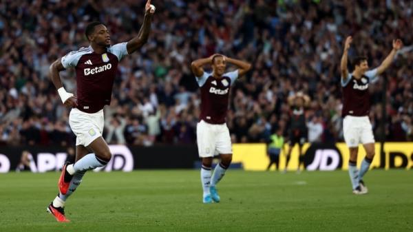 Jhon Duran celebrates his spectacular winner