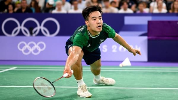 Nhat Nguyen in action against Victor Axelsen at the Porte de la Chapelle Arena