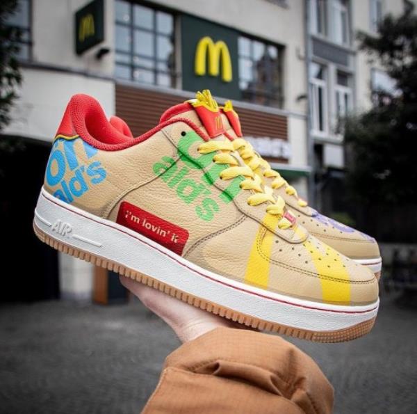 I'm Lovin' It - Mcdonald's themed Nike Air Force 1's https://www.instagram.com/p/CuWrtEJK6w5/?img_index=1 Credit: tazz.customs/Instagram I finally found some time to post the second pair I made a while back for @mcdo<em></em>naldsbelgium . I still have tons of footage of the process of both pairs. Will try to edit those asap! The design is ba<em></em>sed on the packaging and completely different to the first pair and was less complex on a technical level, but still fun to do! I still had to incorporate the special to<em></em>ngue tags and ?McDipholder? though! These shoes were completely white at the start and handpainted with @angelusdirect paints you can buy from @snkressentials ! Huge shoutout to my good friend @sam.in.3d for helping me design and 3D print the ?McDipholder? . We tweaked the design along the way so it would look good and fit nicely o<em></em>nto the shoe. What do you guys think. Let us know in the comments! Some lucky fans will be receiving a special gift that they won via the @mcdo<em></em>naldsbelgium app! Don?t want to miss out on crazy giveaways? Download the McDonald?s app now!