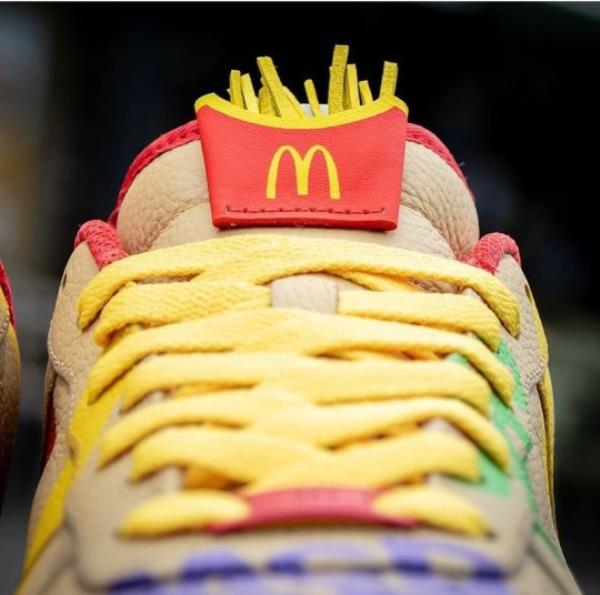 I'm Lovin' It - Mcdonald's themed Nike Air Force 1's https://www.instagram.com/p/CuWrtEJK6w5/?img_index=1 Credit: tazz.customs/Instagram I finally found some time to post the second pair I made a while back for @mcdo<em></em>naldsbelgium . I still have tons of footage of the process of both pairs. Will try to edit those asap! The design is ba<em></em>sed on the packaging and completely different to the first pair and was less complex on a technical level, but still fun to do! I still had to incorporate the special to<em></em>ngue tags and ?McDipholder? though! These shoes were completely white at the start and handpainted with @angelusdirect paints you can buy from @snkressentials ! Huge shoutout to my good friend @sam.in.3d for helping me design and 3D print the ?McDipholder? . We tweaked the design along the way so it would look good and fit nicely o<em></em>nto the shoe. What do you guys think. Let us know in the comments! Some lucky fans will be receiving a special gift that they won via the @mcdo<em></em>naldsbelgium app! Don?t want to miss out on crazy giveaways? Download the McDonald?s app now!