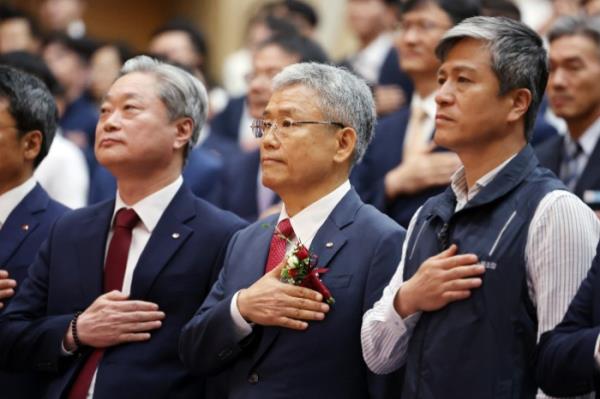 KEPCO　CEO　Kim　Dong-cheol　(at　center)　during　his　inauguration　ceremony　at　KEPCO's　headquarters　building　in　Naju-si,　South　Jeolla　Province　on　Sept.　20,　2023　(Courtesy　of　Yonhap)