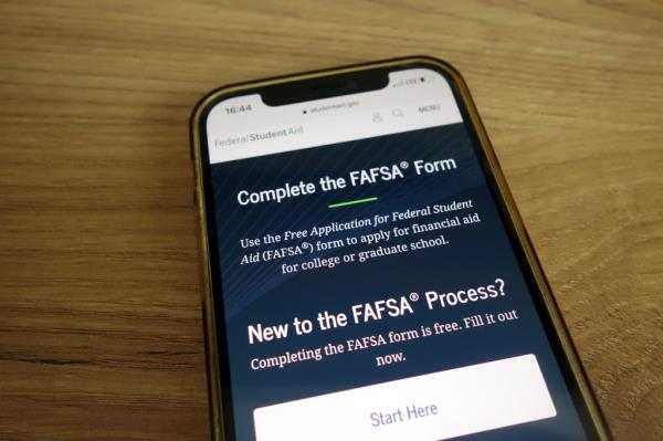 studentaid.gov website a<em></em>bout FAFSA form displayed on mobile phone