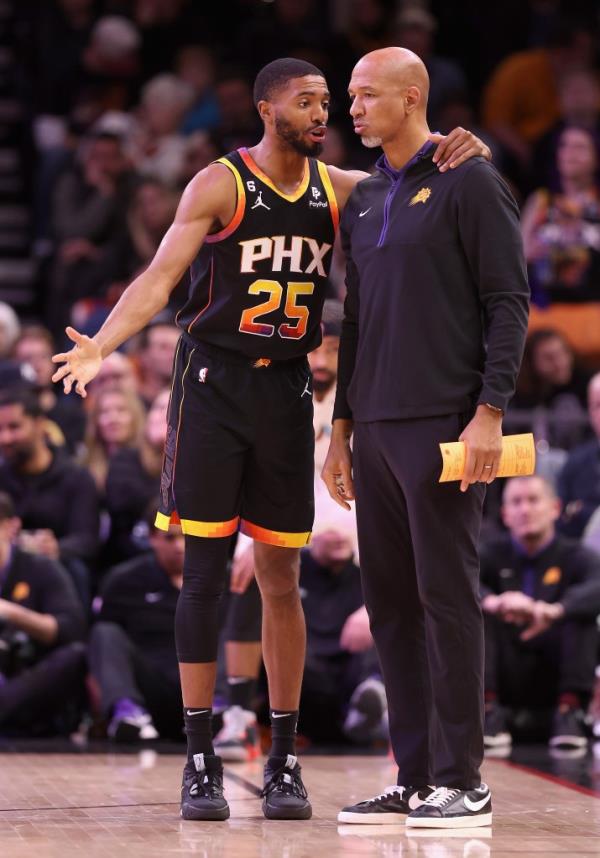 Mikal Bridges (l.) with Mo<em></em>nty Williams (r.) on the Suns on Jan. 6, 2023.