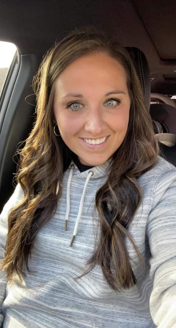 Mom of two Ashley Summers posing for a selfie in her car.