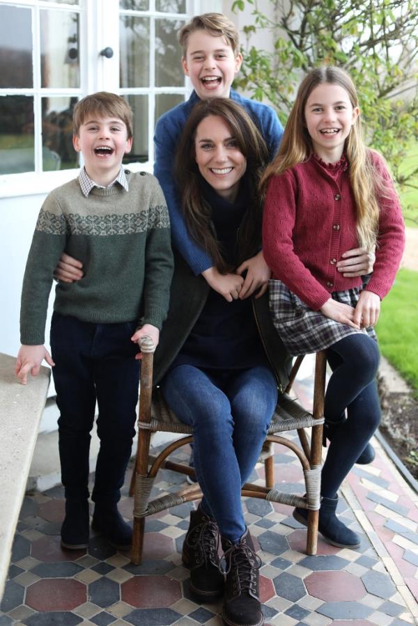 Doctored image of Kate Middleton with children.