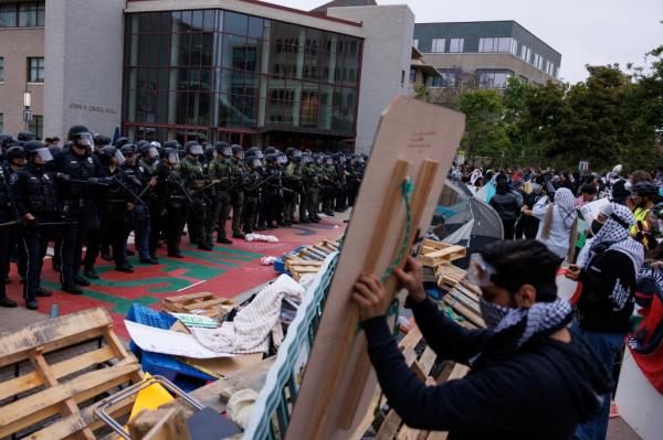 Demo<em></em>nstrators react as law enforcement officers deployed to the University of California, Irvine (UC Irvine) prepare to move into the crowd, after protesters against the war in Gaza surrounded the physical sciences lecture hall, as the co<em></em>nflict between Israel and the Palestinian Islamist group Hamas continues, in Irvine, California, U.S. May 15, 2024