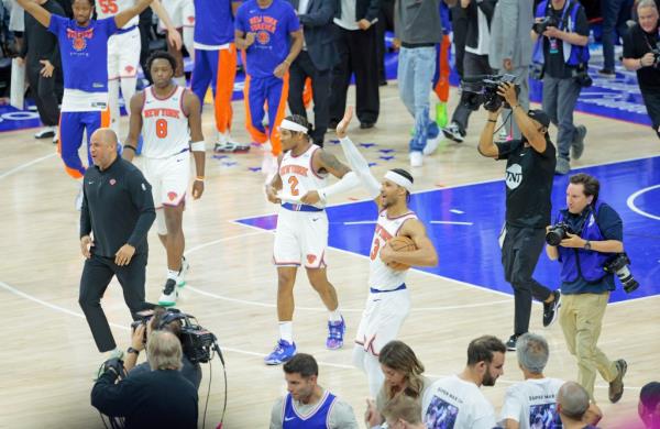 The New York Knicks celebrate after the end of the fourth quarter.