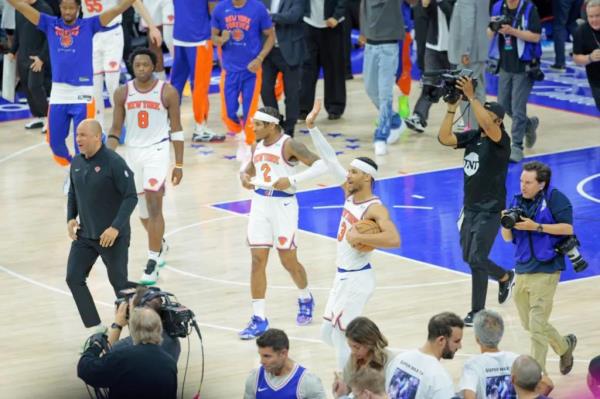 Knicks Josh Hart throws a piece of candy to a reporter as Do<em></em>nte DiVincenzo, (left) and Jalen Brunson look on