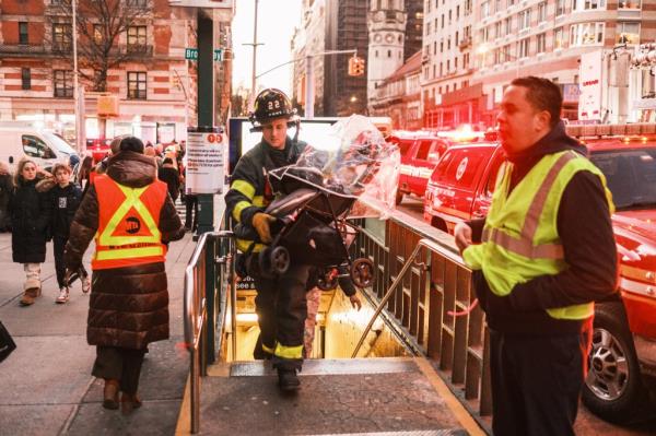 FDNY evacuate a train further south at 86th street