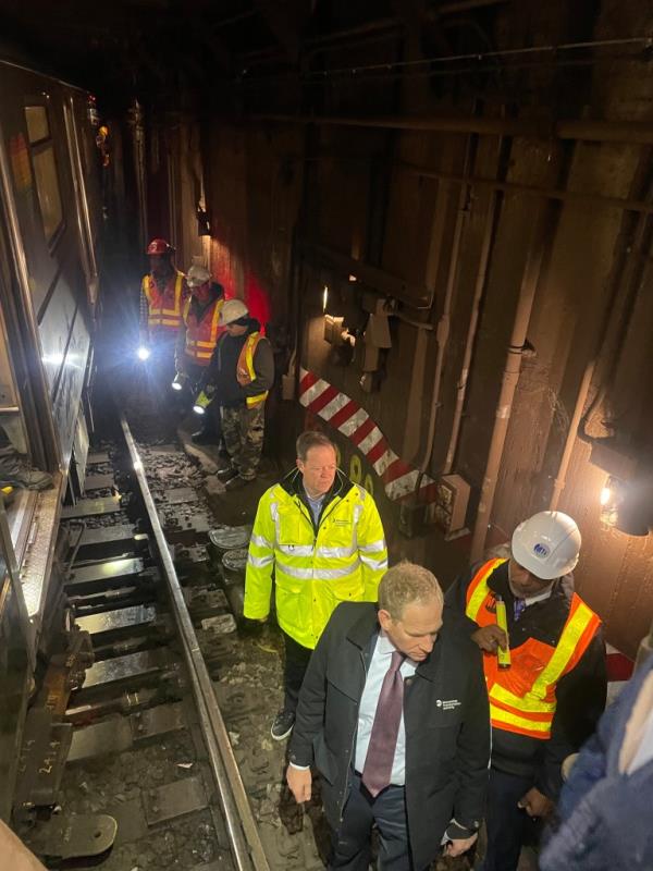 MTA Officials Respond to 1 Train Derailment at 96th Street</p>

<p>　　Scene of the collision and derailment