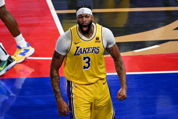 Anthony Davis, who scored 41 points and grabbed 20 rebounds, celebrates during the Lakers' 123-109 win over the Pacers in the final of the NBA In-Season Tournament.