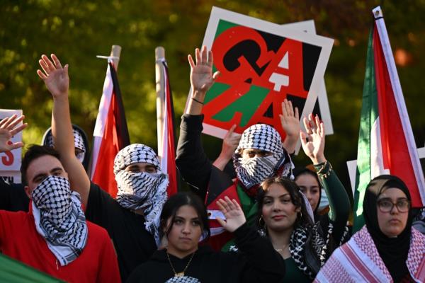 SI College PRO Palestine Rally</p>

<p>　　Thursday, October 12, 2023</p>

<p>　　Over hundred people gather in support of Palestine outside building 1C at College of Staten Island 