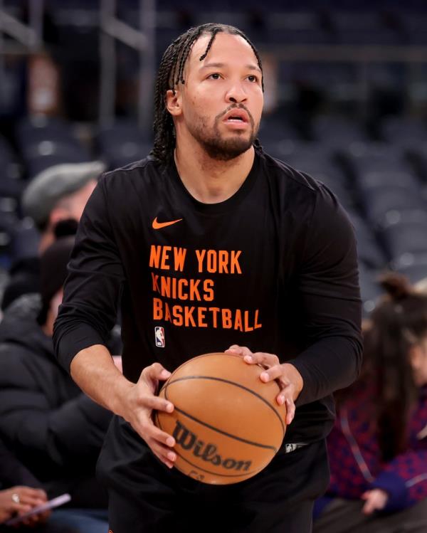 New York Knicks guard Jalen Brunson (11) warms up before a game against the Golden State Warriors