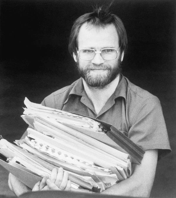 Lewis, who was a one-time leading suspect in the 1982 murders of seven people who swallowed tainted Tylenol, holds docu<em></em>ments at federal court, June 5, 1984, in Kansas City, Mo.